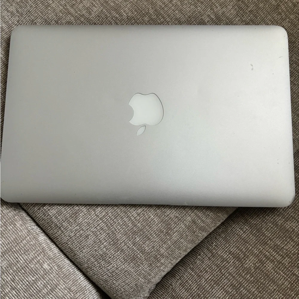 Apple MacBook in Sleek Silver